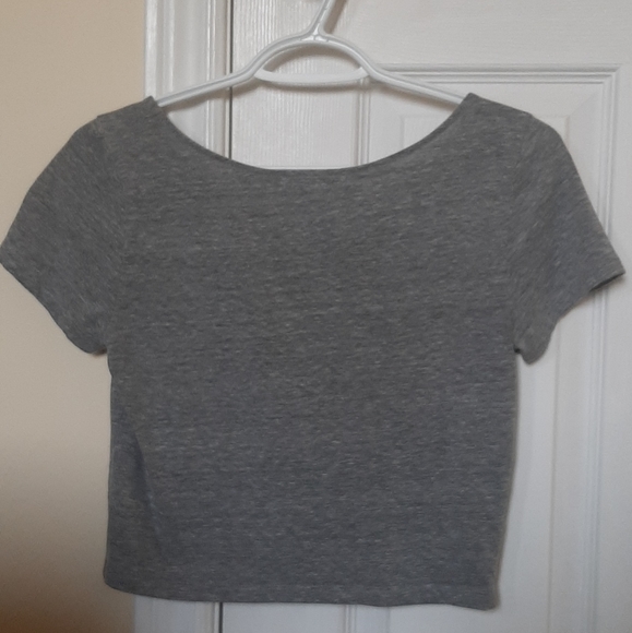 Forever 21 cropped grey shirt - Picture 2 of 3